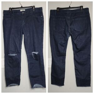 Free people darkwash distressed jeans. Women's size 31.